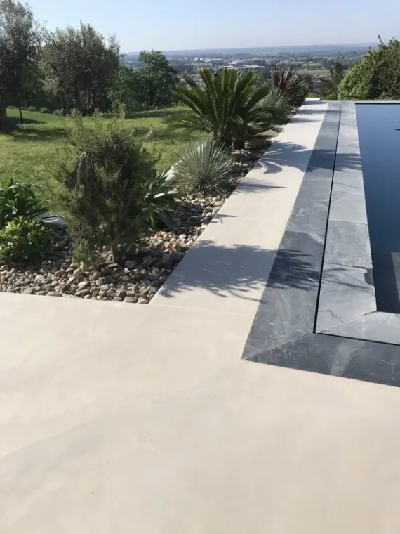 Application béton ciré pour terrasse d'une piscine vers Marmande, Marmande, Nuan C'Vous